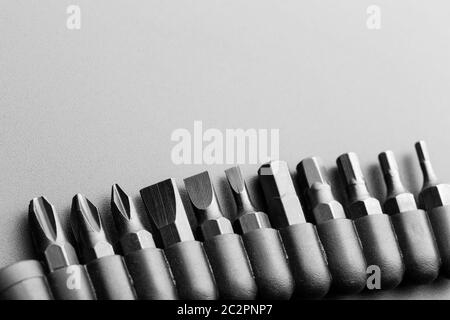 Makroaufnahme einer Schrauberbits auf grau Stockfoto