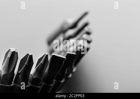 Nahaufnahme von Schrauberbits auf grau Stockfoto
