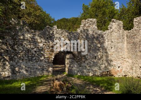 Butrint/ Albanien 12. Oktober 2019. Die Ruine stammt aus dem 6. Jahrhundert in Butrint, Albanien. Eingang Tor Ruine in der römischen Stadt Butrint. Stockfoto