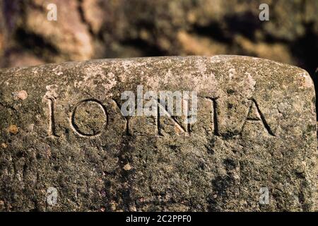 Butrint/ Albanien 12. Oktober 2019. Alte Schrift auf den Wänden des Butrint-Tempels in Albanien eingraviert. UNESCO-Weltkulturerbe. Stockfoto