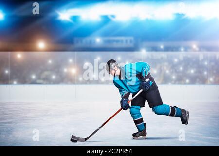 Ein Eishockeyspieler auf Eis in Aktion, Arena Stockfoto