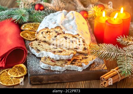 Stollen - ein traditionelles deutsches Brot während der Weihnachtszeit gegessen Stockfoto