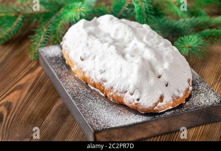 Stollen - ein traditionelles deutsches Brot während der Weihnachtszeit gegessen Stockfoto