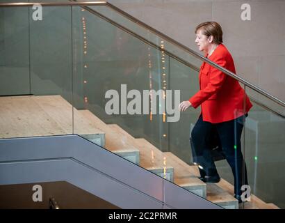 Berlin, Deutschland. Juni 2020. Bundeskanzlerin Angela Merkel (CDU) kommt im Bundestag zu ihrer Regierungserklärung zur deutschen EU-Ratspräsidentschaft. Von 01.07.20 bis 31.12.20 übernimmt Deutschland die EU-Ratspräsidentschaft. Quelle: Michael Kappeler/dpa/Alamy Live News Stockfoto
