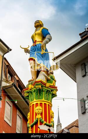 Brunnen der Gerechtigkeit auf dem Place de la Palud, Altstadt Lausanne, Kanton Waadt,Schweiz Stockfoto