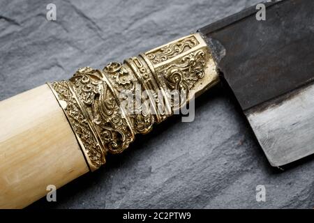 Details eines traditionellen handgefertigten balinesischen Messers belakas auf einem Schieferhintergrund geschossen. Bali, Indonesien Stockfoto