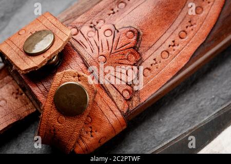 Details eines traditionellen handgefertigten balinesischen Messers belakas auf einem Schieferhintergrund geschossen. Bali, Indonesien Stockfoto