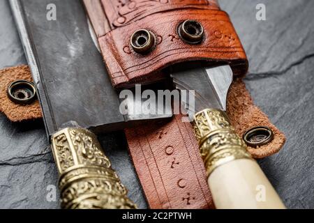 Details eines traditionellen handgefertigten balinesischen Messers belakas auf einem Schieferhintergrund geschossen. Bali, Indonesien Stockfoto