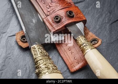 Details eines traditionellen handgefertigten balinesischen Messers belakas auf einem Schieferhintergrund geschossen. Bali, Indonesien Stockfoto