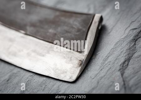 Details eines traditionellen handgefertigten balinesischen Messers belakas auf einem Schieferhintergrund geschossen. Bali, Indonesien Stockfoto