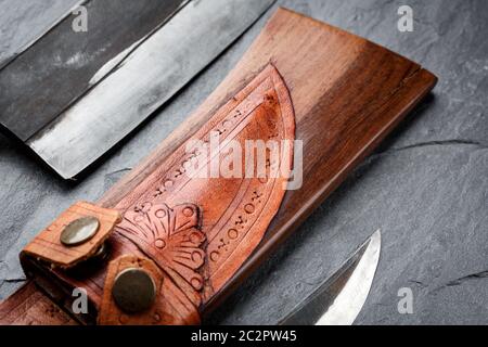 Details eines traditionellen handgefertigten balinesischen Messers belakas auf einem Schieferhintergrund geschossen. Bali, Indonesien Stockfoto