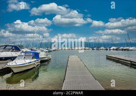 Bootstouren im Ouchy Harbour in Lausanne, am Genfer See unter bewölktem Himmel. Schweiz Stockfoto