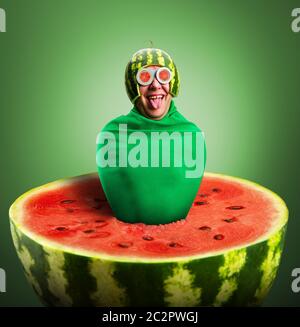 Lustiger Mensch mit Wassermelone Helm und Brillen sieht aus wie eine parasitäre Raupe Stockfoto