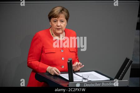 Berlin, Deutschland. Juni 2020. Bundeskanzlerin Angela Merkel (CDU) spricht im Bundestag während ihrer Regierungserklärung zur deutschen EU-Ratspräsidentschaft. Von 01.07.20 bis 31.12.20 übernimmt Deutschland die EU-Ratspräsidentschaft. Quelle: Michael Kappeler/dpa/Alamy Live News Stockfoto