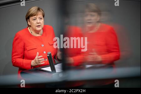 Berlin, Deutschland. Juni 2020. Bundeskanzlerin Angela Merkel (CDU) spricht im Bundestag während ihrer Regierungserklärung zur deutschen EU-Ratspräsidentschaft. Von 01.07.20 bis 31.12.20 übernimmt Deutschland die EU-Ratspräsidentschaft. Quelle: Michael Kappeler/dpa/Alamy Live News Stockfoto