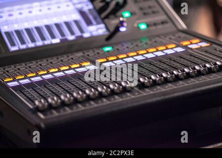 Professioneller Mehrspur-Audio-Mixer zum Mischen von Live-Audiospuren Stockfoto