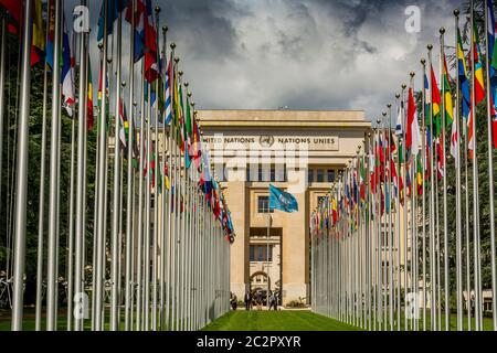 Das Flaggengericht im Büro der Vereinten Nationen in Genf zeigt globale Vielfalt und Einheit. Palast der Nationen. Schweiz Stockfoto