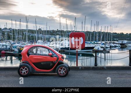 Kinsale, Cork, Irland. Juni 2020. Ein kleines Renault Twizy Elektroauto, das an der Küste in Kinsale, Co. Cork, Irland, geparkt ist. Wetteraussichten gelegentliche Sonneneinflüsse entwickeln sich und es besteht die Gefahr von isolierten Duschen an diesem Nachmittag mit maximalen Temperaturen von 16 bis 20 Grad. - Credit; David Creedon / Alamy Live News Stockfoto