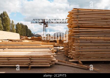 Stapel von Brettern auf Holzmühle Lager im Freien, niemand, die Holzindustrie, die Zimmerei. Holzbearbeitung auf der Fabrik, Holzsägen im Holzgarten, Säge Stockfoto