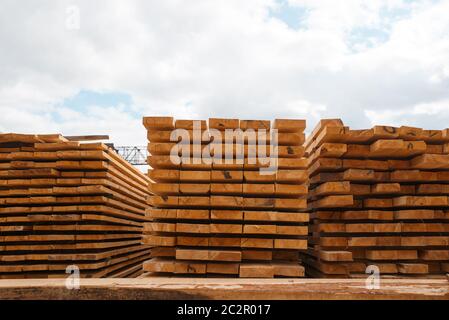 Stapel von Brettern auf Holzmühle Lager im Freien, niemand, die Holzindustrie, die Zimmerei. Holzbearbeitung auf der Fabrik, Holzsägen im Holzgarten, Säge Stockfoto