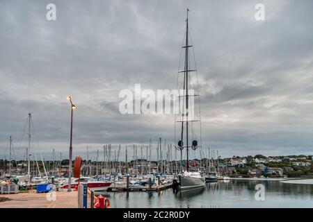 Kinsale, Cork, Irland. Juni 2020. Superyacht Celtic Spirit mit seinem Mast, der über anderen Yachten in der Marina in Kinsale, Co. Cork, Irland, ragt. - Credit; David Creedon / Alamy Live News Stockfoto