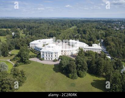 Drohnenansicht des Parks und des Palastes in Pavlovsk, Petersburg, Russland Stockfoto