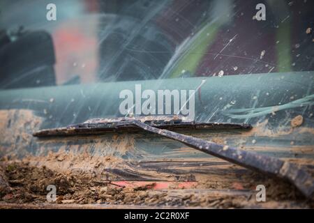 Nahaufnahme von einem schlammigen Wind ein Off-Road Auto nach einem Rennen. Stockfoto