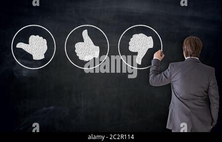 Geschäftsmann schreibt wie Tasten auf Tafel Konzept. Stockfoto