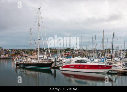 Kinsale, Cork, Irland. 18. Juni 2020.Motorboot Volnay und Yacht Exodus bei der maria vor Sonnenaufgang in Kinsale, Co. Cork, Irland gebunden. - Credit; David Creedon / Alamy Live News Stockfoto