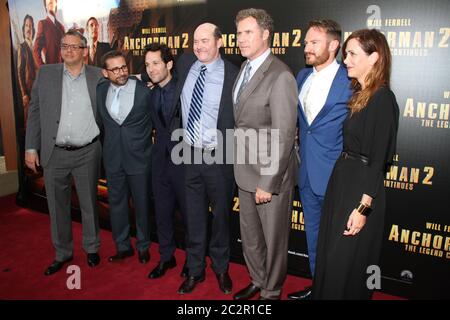 L-R: Adam McKay, Steve Carell, Paul Rudd, David Koechner, will Ferrell, Josh Lawson und Kristen Wiig kommen auf dem ‘Burgund Teppich’ für Australien an Stockfoto