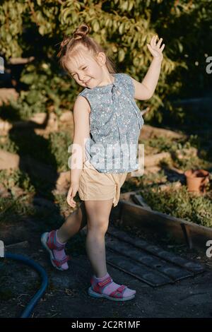 Portrait nettes kleines Mädchen in der Nähe eines Landhauses. Hochwertige Fotos Stockfoto