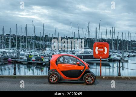 Kinsale, Cork, Irland. Juni 2020. Ein kleines Renault Twizy Elektroauto, das an der Küste in Kinsale, Co. Cork, Irland, geparkt ist. Wetteraussichten gelegentliche Sonneneinflüsse entwickeln sich und es besteht die Gefahr von isolierten Duschen an diesem Nachmittag mit maximalen Temperaturen von 16 bis 20 Grad. - Credit; David Creedon / Alamy Live News Stockfoto