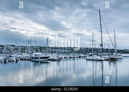 Kinsale, Cork, Irland. Juni 2020. - Freizeitboote und Yachten, die in der Marina in Kinsale, Co. Cork, Irland, gebunden sind. - Credit; David Creedon / Alamy Live News Stockfoto