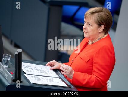 Berlin, Deutschland. Juni 2020. Bundeskanzlerin Angela Merkel (CDU) spricht im Bundestag während ihrer Regierungserklärung zur deutschen EU-Ratspräsidentschaft. Von 01.07.2020 bis 31.12.2020 übernimmt Deutschland die EU-Ratspräsidentschaft. Quelle: Kay Nietfeld/dpa/Alamy Live News Stockfoto