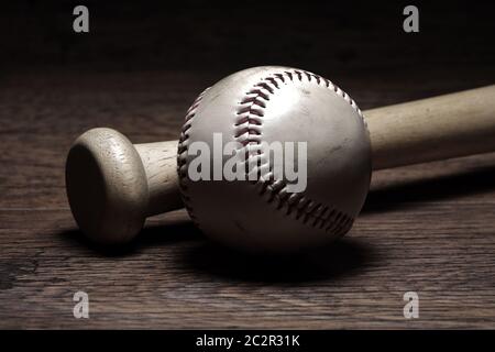 Retro Baseball und bat im Schließfachraum auf holzbank Stockfoto