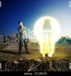 Geschäftsmann auf die Natur mit große Idee in Lampe Stockfoto