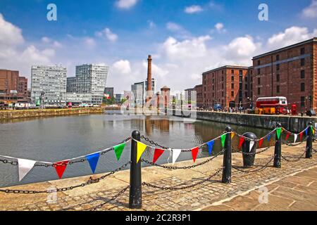 Blick auf die Stadt auf das historische Canning Dock am Fluss Mersey, der Teil des Hafens von Liverpool ist, Nordengland, Großbritannien. Stockfoto