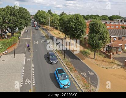 Blick auf die Markhouse Road, Walthamstow, mit neuen Radwegen, die im Rahmen des Mini-Holland-Programms von Waltham Forest installiert wurden. Stockfoto