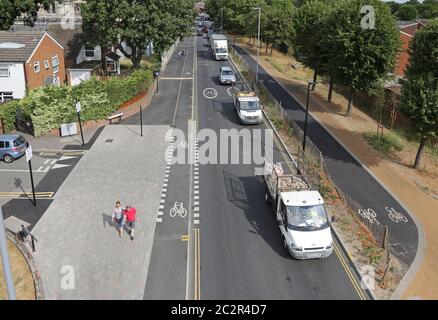 Blick auf die Markhouse Road, Walthamstow, mit neuen Radwegen und fußgängerfreundlichen Kreuzungen von 'Kopenhagen' zu Nebenstraßen. Stockfoto