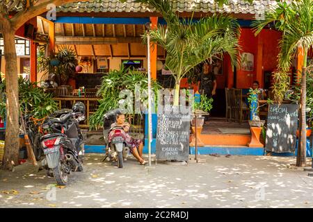 BALI, INDONESIEN - 01. Dezember 2019: Traditionelles balinesisches Stammdorf. Fassade und Eingang zu einem Café in einem Dorf Stockfoto