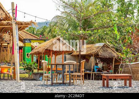 BALI, INDONESIEN - 01. Dezember 2019: Typisches kleines Café am Black Sand Beach auf Bali, Indonesien Stockfoto