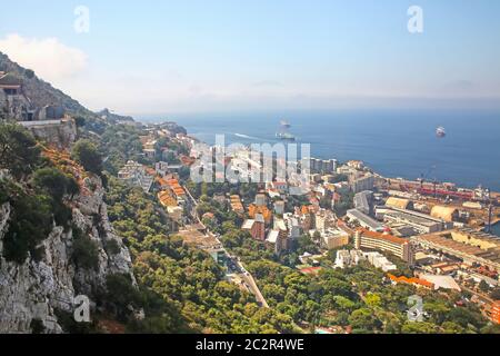 Wunderschöne Aussicht vom Gipfel des Felsen von Gibraltar auf die Stadt und den Hafen. Stockfoto