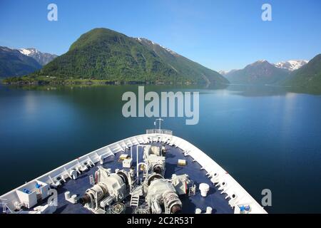 Bug oder Front eines Schiffes, während es den Sognefjord oder Sognefjord, Vestland County in Westnorwegen, abfährt. Stockfoto