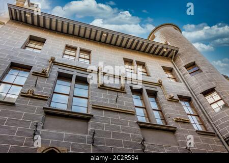Aufwändige Steinschnitzereien zieren die Fassade des Hauses Tavel im Genfer Geschichtsmuseum in der Genfer Schweiz Stockfoto