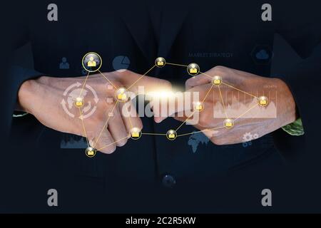 Elektrische Funken zwischen zwei Fingern von Mans Hände Stockfoto