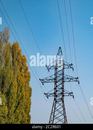 Hochspannungsleitung gegen den blauen Himmel. Industrielle Landschaft. Für Text platzieren. Stockfoto