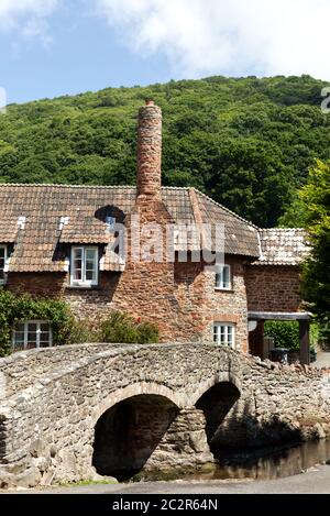 Mittelalterliche Papppferdbrücke über den Fluss aller im Dorf Allerford, Somerset, England, Stockfoto