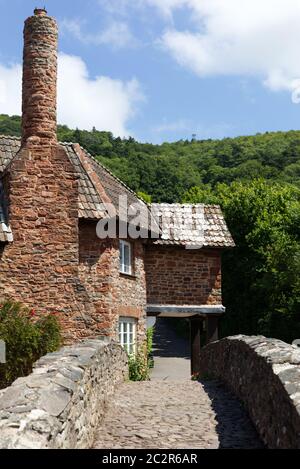 Mittelalterliche Papppferdbrücke über den Fluss aller im Dorf Allerford, Somerset, England, Stockfoto