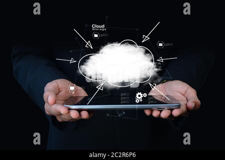 Geschäftsmann holding Cloud Netzwerk Symbol auf Tablet-PC Stockfoto