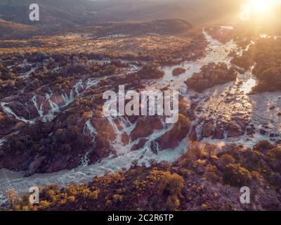 Antenne Landschaft Epupa Wasserfälle, Kunene im Norden Namibias und Süden Angolas Grenze. Schöne Landschaft, Afrika Wüste Stockfoto